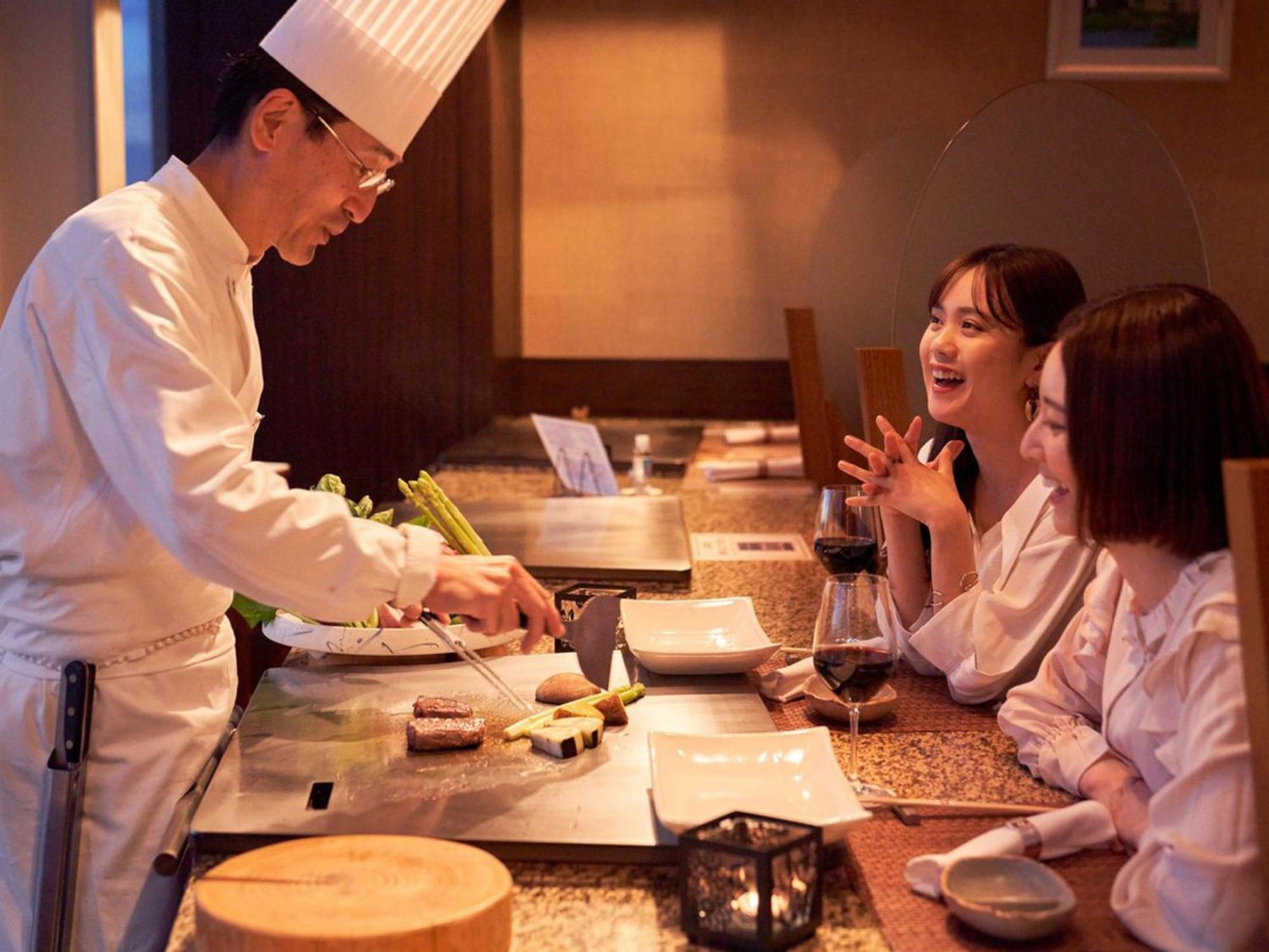 Sapporo Prince Hotel Екстериор снимка A Japanese chef preparing sushi