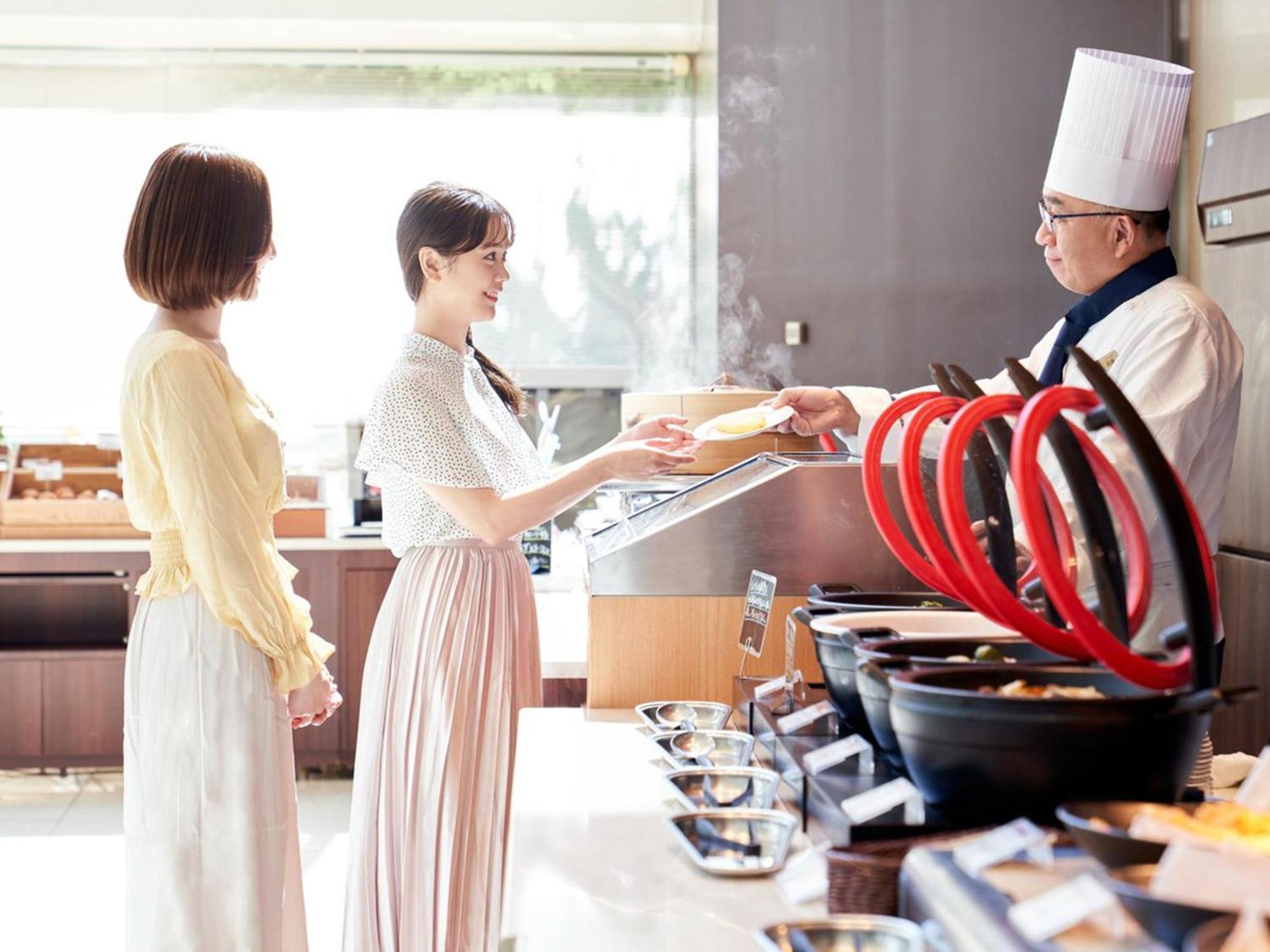 Sapporo Prince Hotel Екстериор снимка A chef serving food to guests